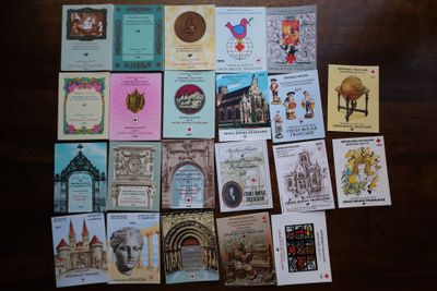 beaucoup de cartes sur la table