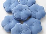six coussins ronds bleus posés sur une surface blanche