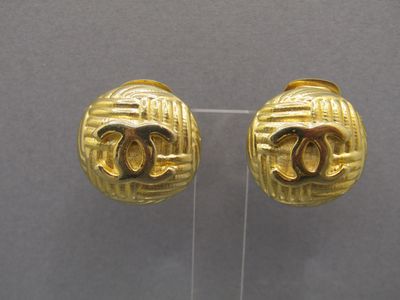 une paire de boucles d'oreilles Chanel en forme de boule ornées du logo CC