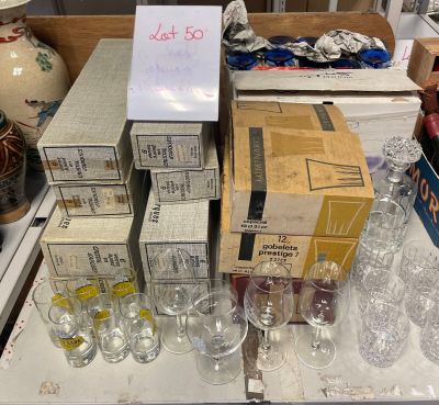 des cartons de verres à vin et des verres à vin posés sur une table dans un magasin