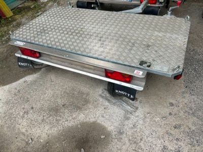 une photo du plateau d'un pick-up avec un bateau à l'arrière