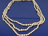 collier de perles à trois rangs avec fermoir en émeraude
