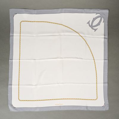 un gros plan sur un mouchoir blanc orné d'une ligne dorée