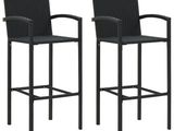 une paire de tabourets de bar en osier noir sur fond blanc