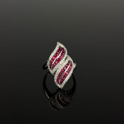 une bague en rubis et diamants, par van cleef