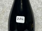 une bouteille de vin posée sur un comptoir