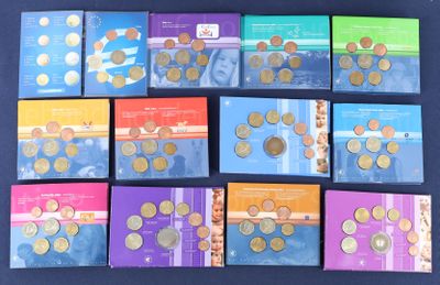 tout un tas de pièces de différentes sortes sur la table