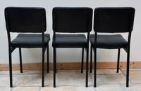 Suite de trois chaises en métal laqué noir garniture en skaï… (photo 4)