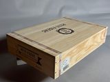 une boîte en bois portant une étiquette