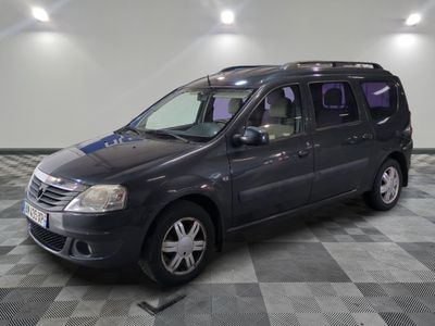 la photo d'une camionnette grise garée dans un garage