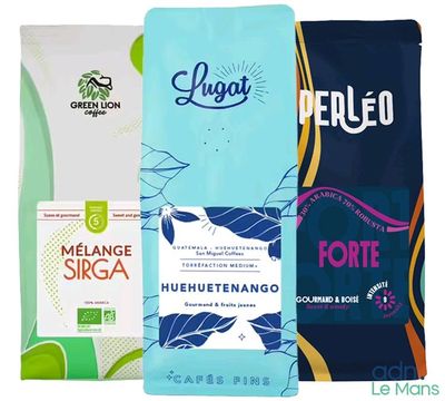 trois types différents de sachets de café sur fond blanc