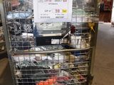 un chariot contenant de nombreux articles dans un entrepôt