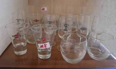 beaucoup de verres posés les uns à côté des autres sur une étagère