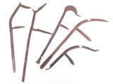 Plusieurs types d'outils sont représentés sur une surface blanche