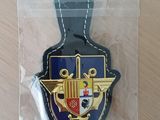 une photo d'un insigne dans un sachet en plastique