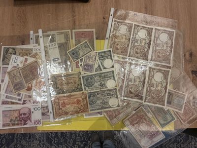 beaucoup de timbres posés sur la table et une personne debout à côté d'eux
