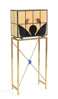 un meuble noir et doré orné d'un motif de papillon