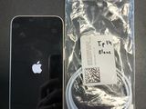 un iPhone noir à côté d'un sac rempli de câbles