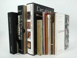 plusieurs livres sont empilés sur une surface blanche