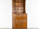 une bibliothèque ancienne en chêne, dotée de deux portes et de deux tiroirs