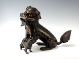 statue en bronze représentant un chien et un chat sur un fond blanc