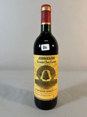 une bouteille de vin posée sur une table