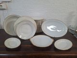 beaucoup d'assiettes et de bols sur une table