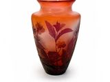 un vase avec un motif floral sur une surface blanche