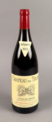 une bouteille de vin posée sur une table