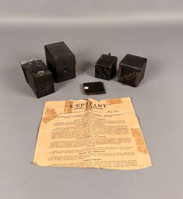 une vieille photo montrant deux petits blocs en bois posés à côté d'un morceau de papier
