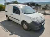 une camionnette blanche garée dans un parking