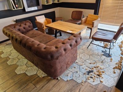 un salon avec un canapé et une table