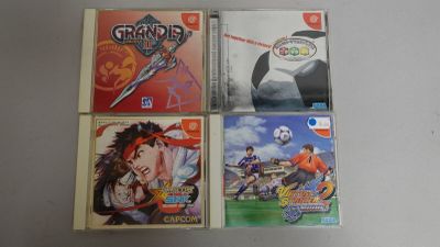 quatre jeux Nintendo posés sur une table blanche, sur fond blanc