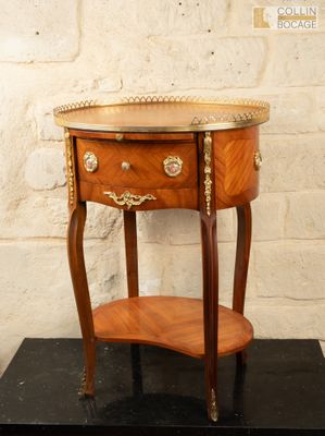 une petite table surmontée d'un tiroir