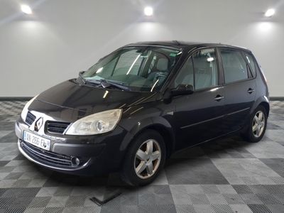 la photo d'une petite voiture noire garée dans un garage