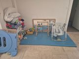 une chambre de bébé avec un berceau et un lit de bébé
