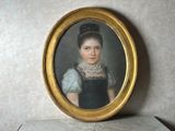 tableau représentant une femme vêtue d'une robe noire et d'une chemise à col blanc