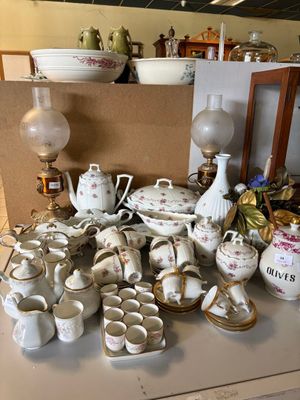 de nombreux types de tasses à thé et à café sur la table