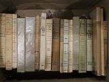une boîte pleine de vieux livres posée sur le sol