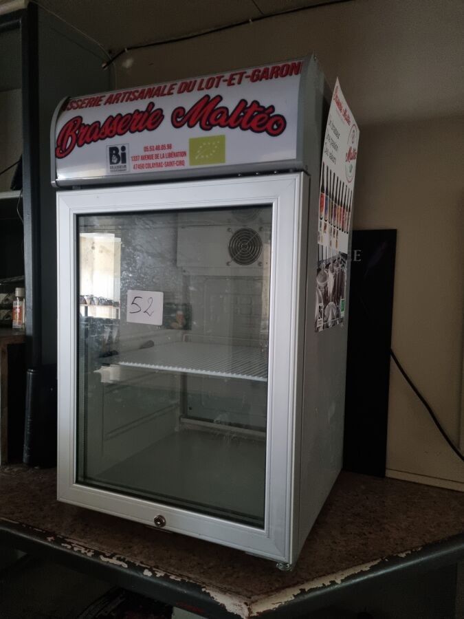 1 petite armoire réfrigérée à boissons à 1 vantail vitré AM …