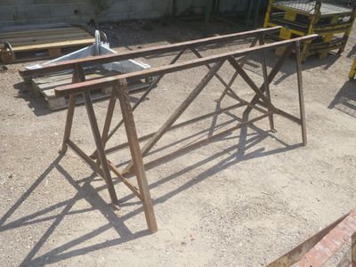 une photo d'une table en bois dans un jardin