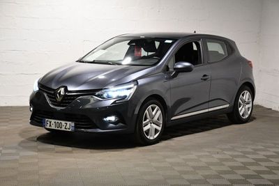 la voiture grise est garée dans le garage sur le sol en damier