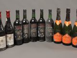 plusieurs bouteilles de vin sont alignées sur une table