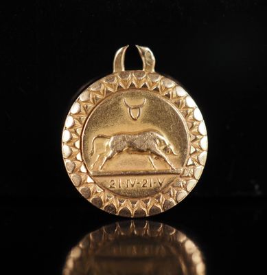 gros plan d'une médaille d'or sur une surface noire