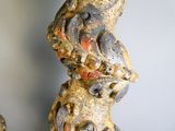 une statue représentant un chat assis sur une table