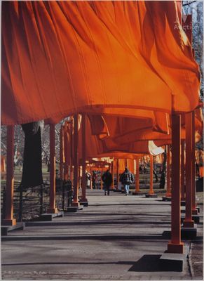 de nombreux tissus orange recouvrant les allées d'un parc