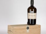 une bouteille de vin posée sur une caisse en bois