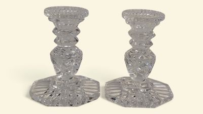 paire de chandeliers en verre clair sur fond blanc