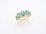 bague à trois pierres en émeraude et diamant