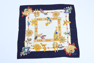 une photo d'un foulard carré orné d'un motif représentant des oiseaux et des fleurs